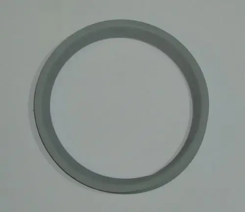 Grauer Gummi-Ring, rund und flach, geeignet für Dichtungsanwendungen. Möglicherweise Teil eines Heizsystems von Daikin.